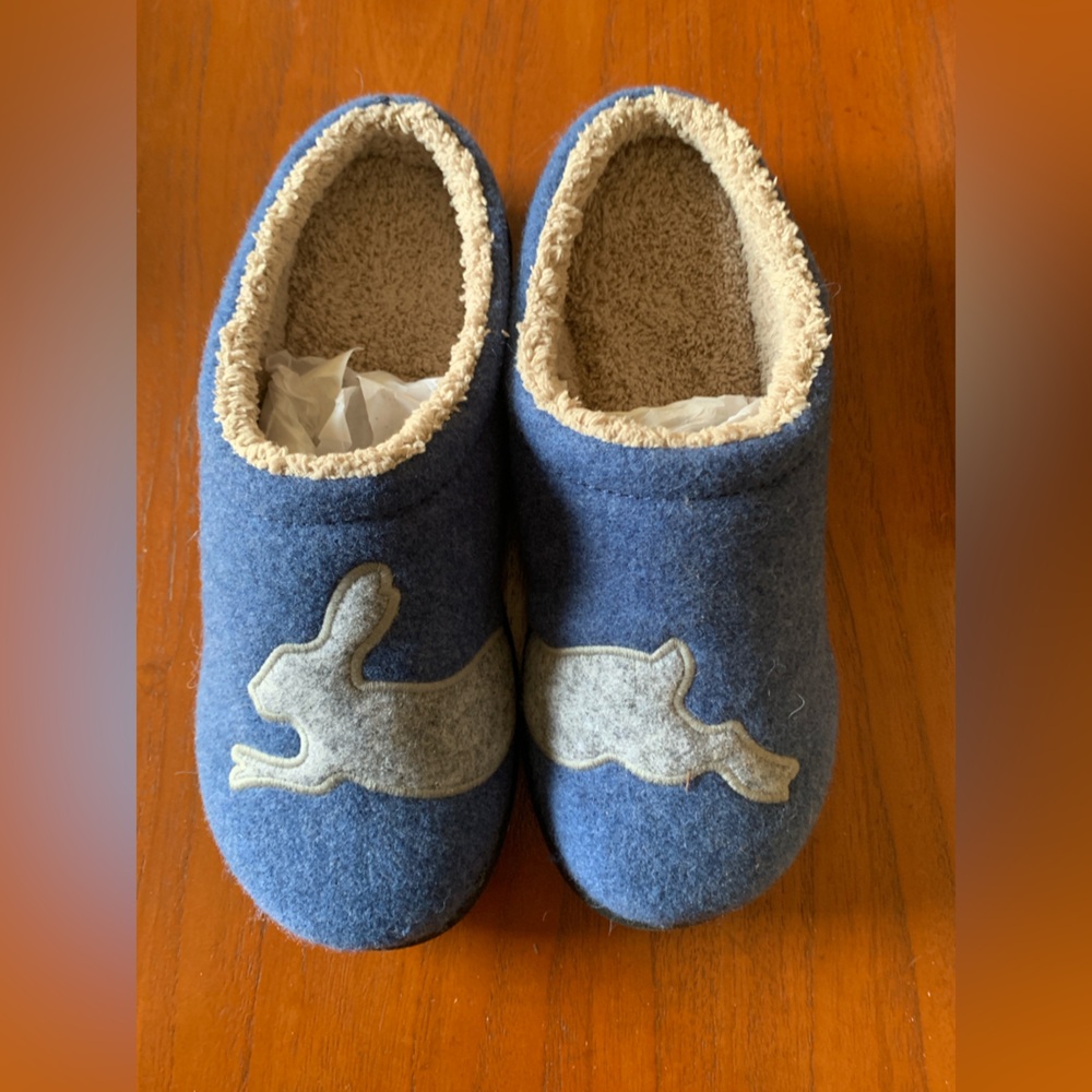 LL Bean Women’s Blue Rabbit Motif Fleece Slippers Size 9. NEW UNWORN